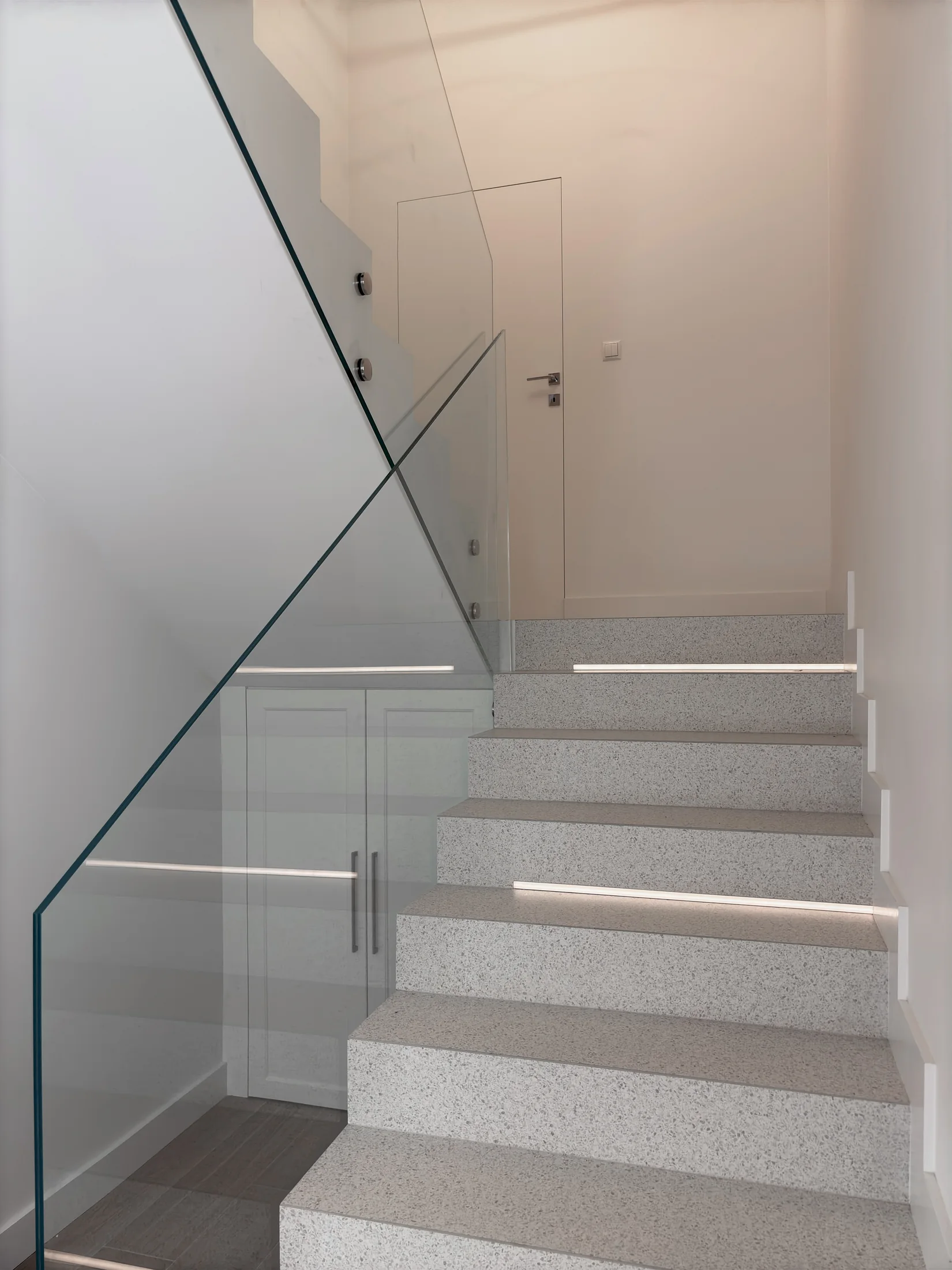 Schody ze szklaną balustradą w domu w Warszawie — realizacja New House Project